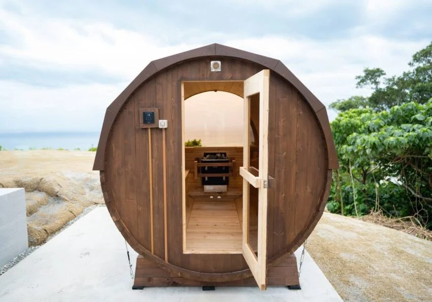 沖縄県の民泊施設に6名用サーモウッド製バレルサウナを導入