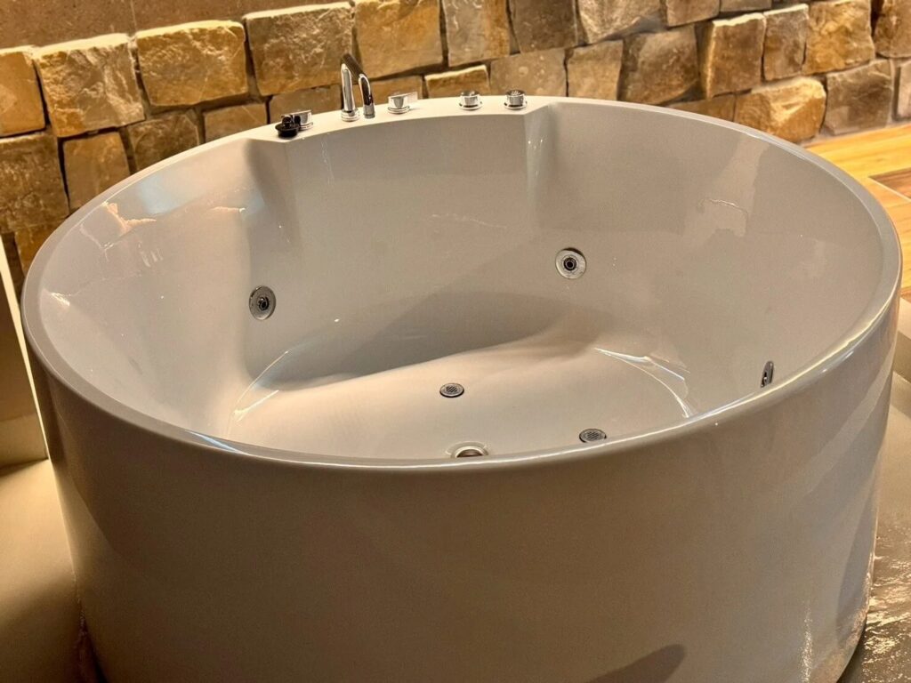 ホテル客室にバレルサウナと水風呂チラーを導入