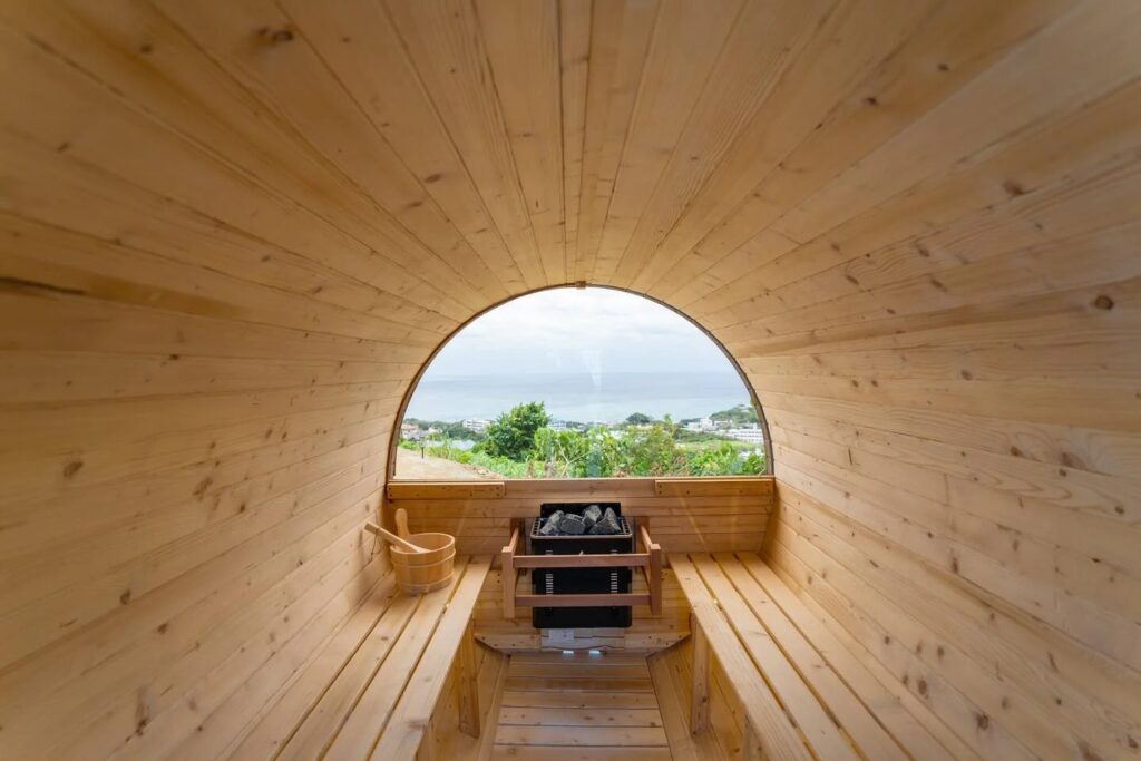 沖縄県の民泊施設に6名用サーモウッド製バレルサウナを導入