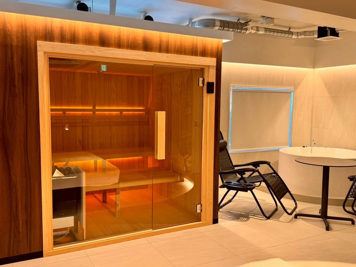 沖縄県のホテル客室にBOXサウナと水風呂チラーを導入