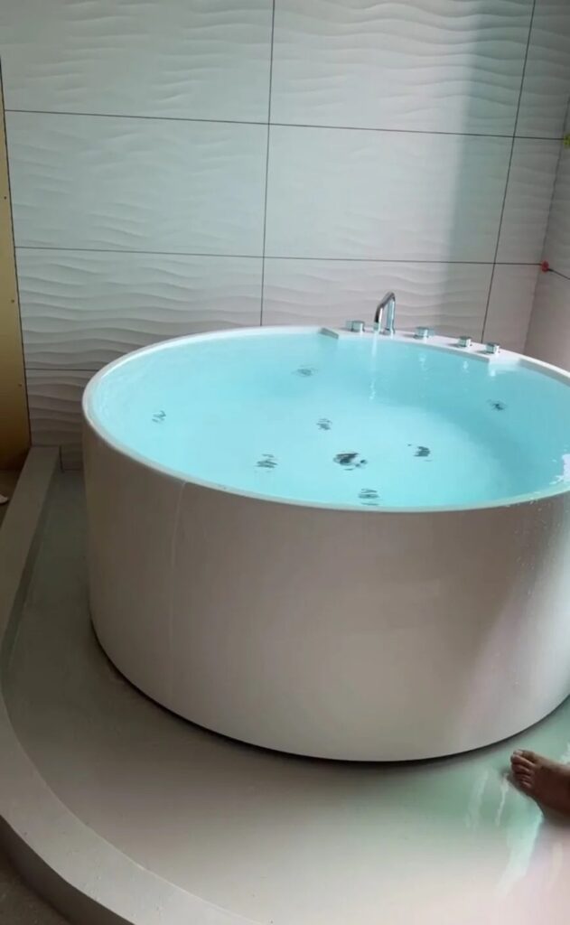 ホテル客室にBOXサウナ（1800×1800）と水風呂チラーを導入