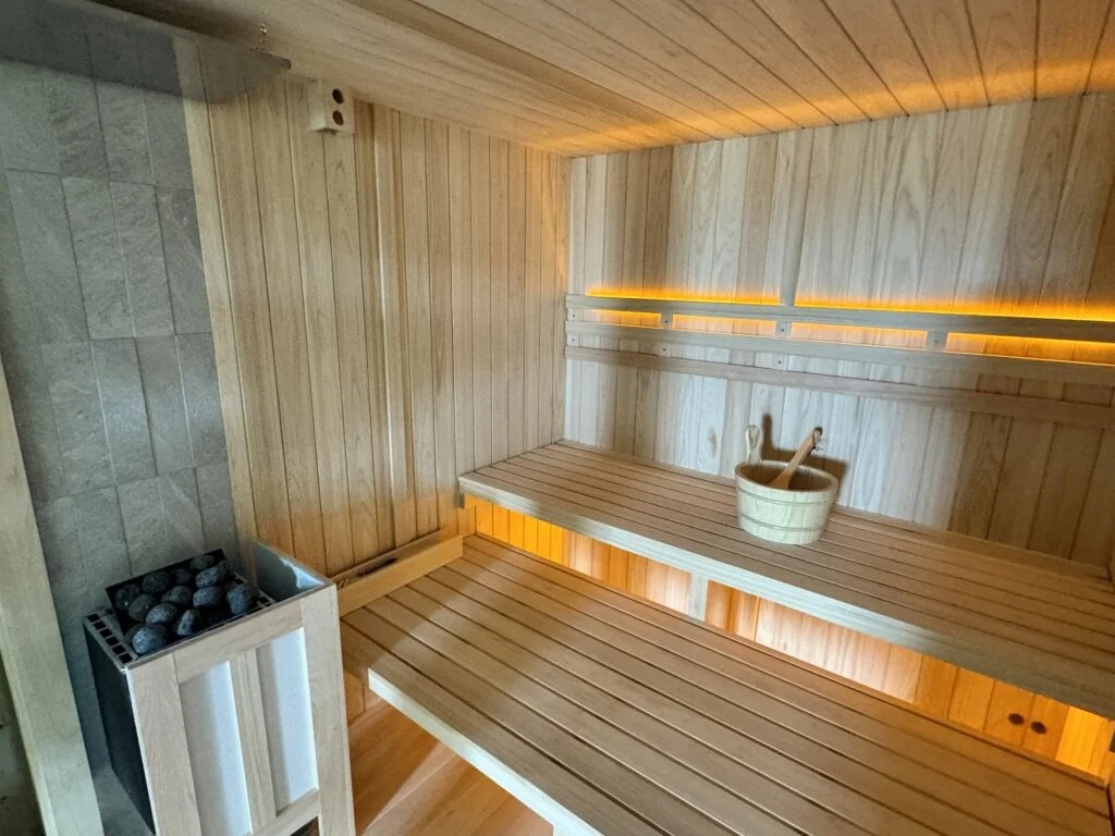 ホテル客室にBOXサウナ（1800×1800）と水風呂チラーを導入