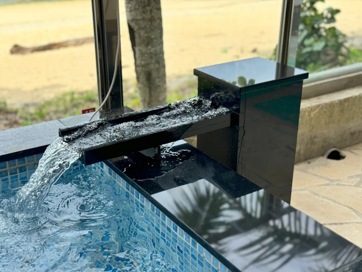 海沿いのリゾートホテルに水風呂・重塩害仕様チラー・ろ過装置を導入