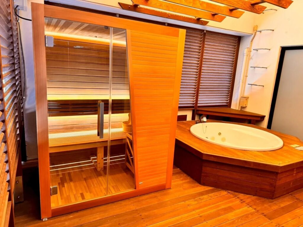 沖縄県のホテルにレッドシダー屋内用サウナを導入